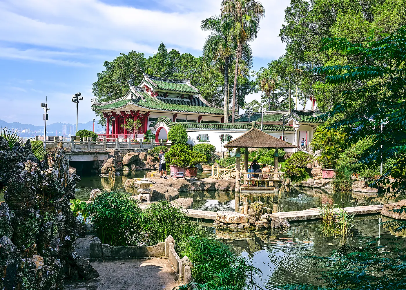 Grid of immersive cultural story environments